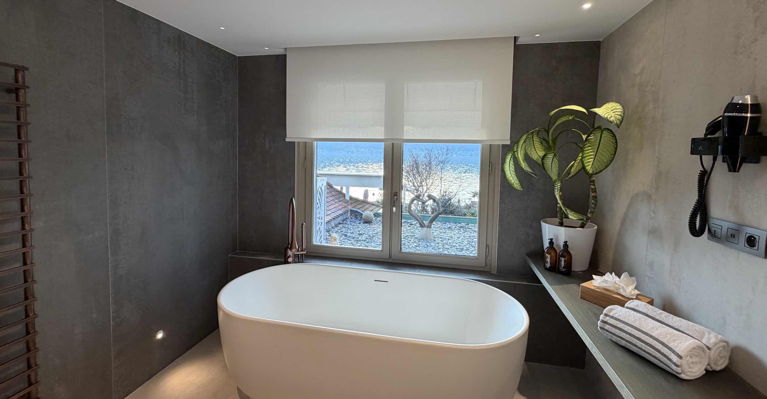 Low-voltage bathroom screen blind in Annecy by Tred