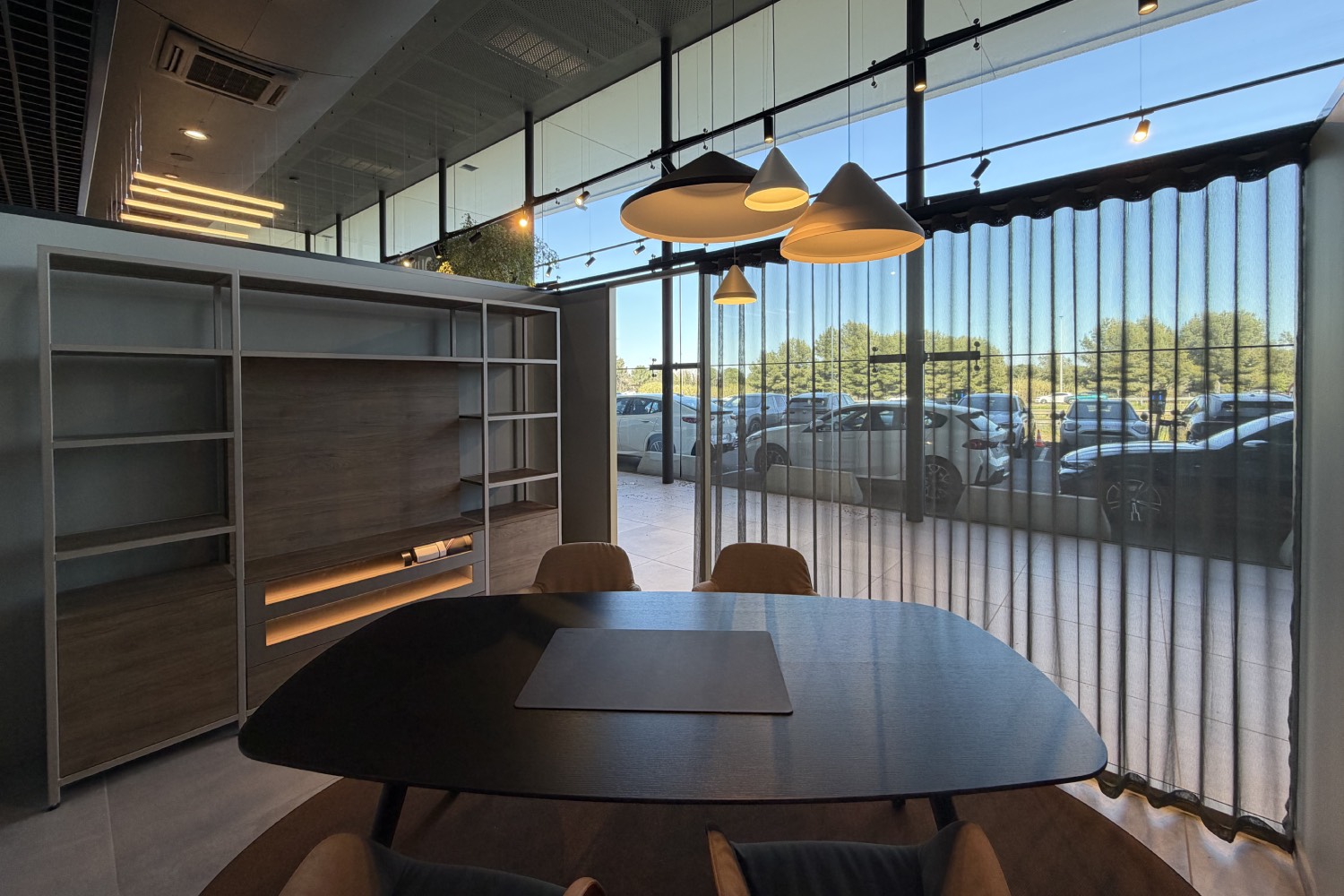 Bureau design avec rideau wave contre le vitrage